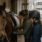 Centre equestre cote d azur : monitrice guide une cavalière débutante