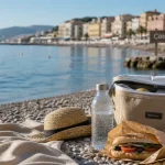 Côte d’Azur été : plage au frais à Nice, serviette et sac isotherme