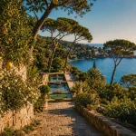 Côte d'Azur printemps : jardins en fleurs sur sentier côtier face à la mer