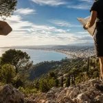 Randonnées Alpes Maritimes : randonneur lit une carte au-dessus de Nice