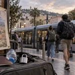 Auberge de jeunesse cote d azur près de la mer, valise et cadenas devant la gare