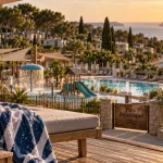Camping avec parc aquatique Provence Alpes Côte d’Azur : terrasse, transat et toboggan