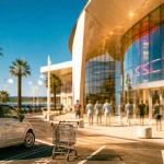 cap cote d azur centre commercial, parking devant entrée vitrée, mer au loin