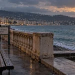 cote d azur im winter à Nice, bord de mer brumeux