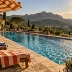 Hotel club roquebrune sur argens : piscine extérieure chauffée et vue massif des Maures
