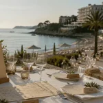 mariage bord de mer cote d azur : table de réception sur terrasse face à la Méditerranée