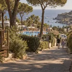 Meilleur camping cote d azur : allée ombragée, plage à pied