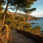 Paysage cote d azur : roches rouges de l’Estérel et mer bleue