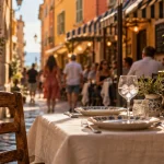 Restaurant vieux nice avec terrasse, table et chaises en ruelle