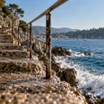 Sentier du littoral nice : escaliers, criques et mer près de Villefranche