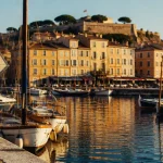 Visiter saint tropez : citadelle et vieux port, voiliers au matin