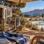 Camping avec piscine cote d azur : transats et mobil-home