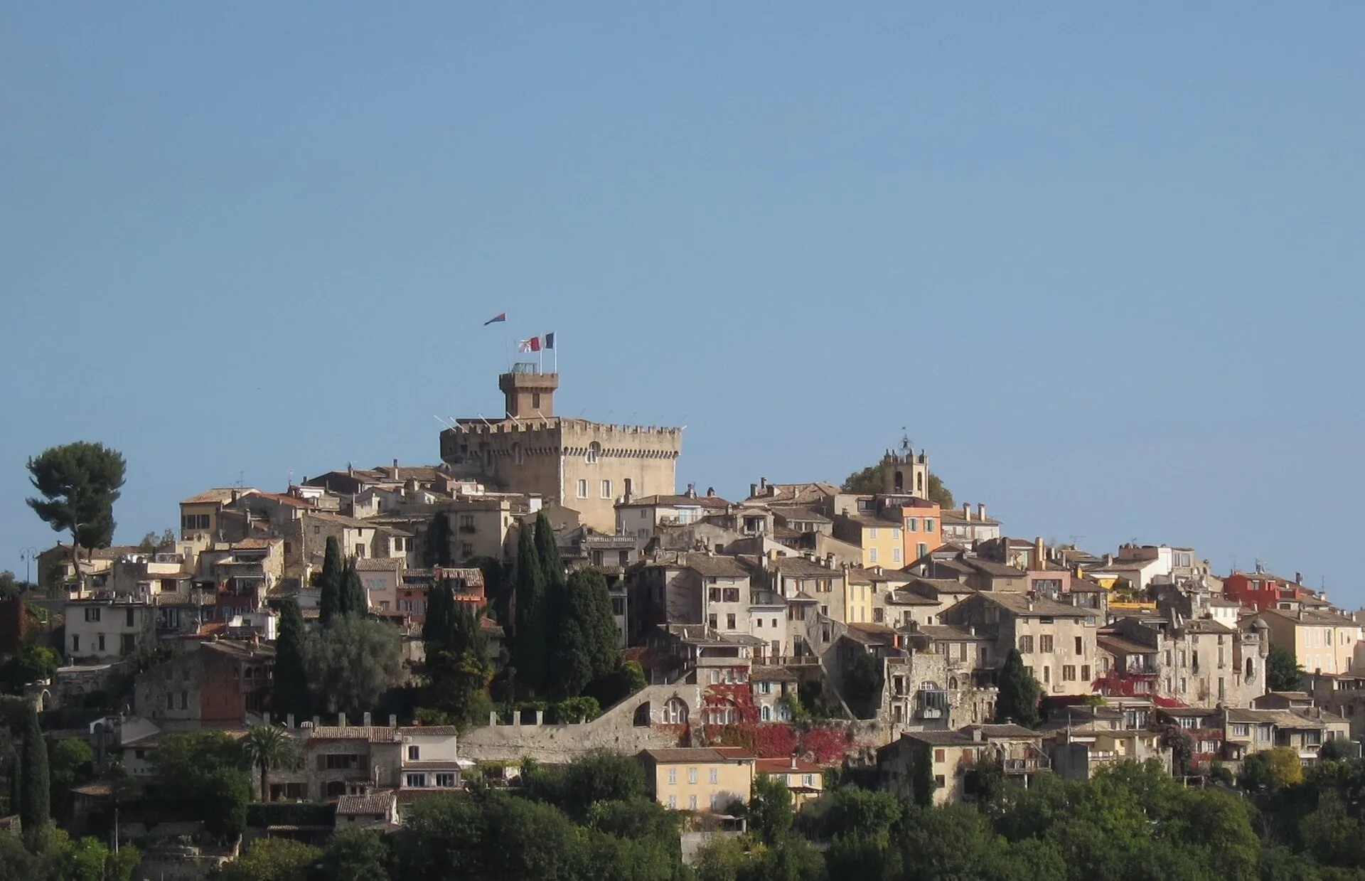 Le Haut-de-Cagnes et le château Grimaldi dominant le village