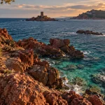 Crique du Dramont : eau turquoise et rochers rouges