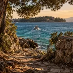Île de la cote d azur : crique des îles de Lérins, barque vers Sainte-Marguerite