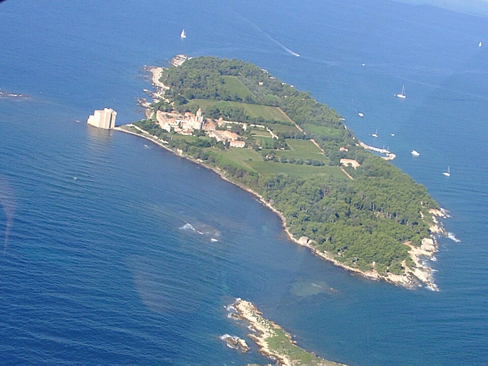 Île Saint-Honorat : une promenade entre chapelles, vignes et mer