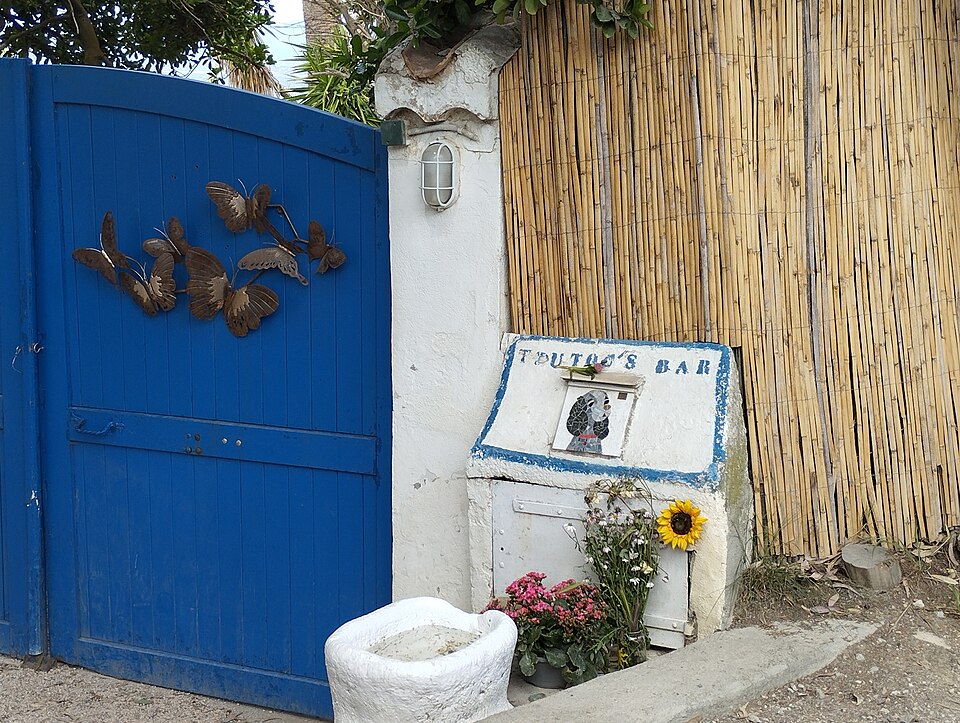 Le portail et le point d’eau Toutou’s Bar devant La Madrague