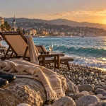 Les plus belles plages de Nice : galets et eau turquoise sur la Promenade des Anglais
