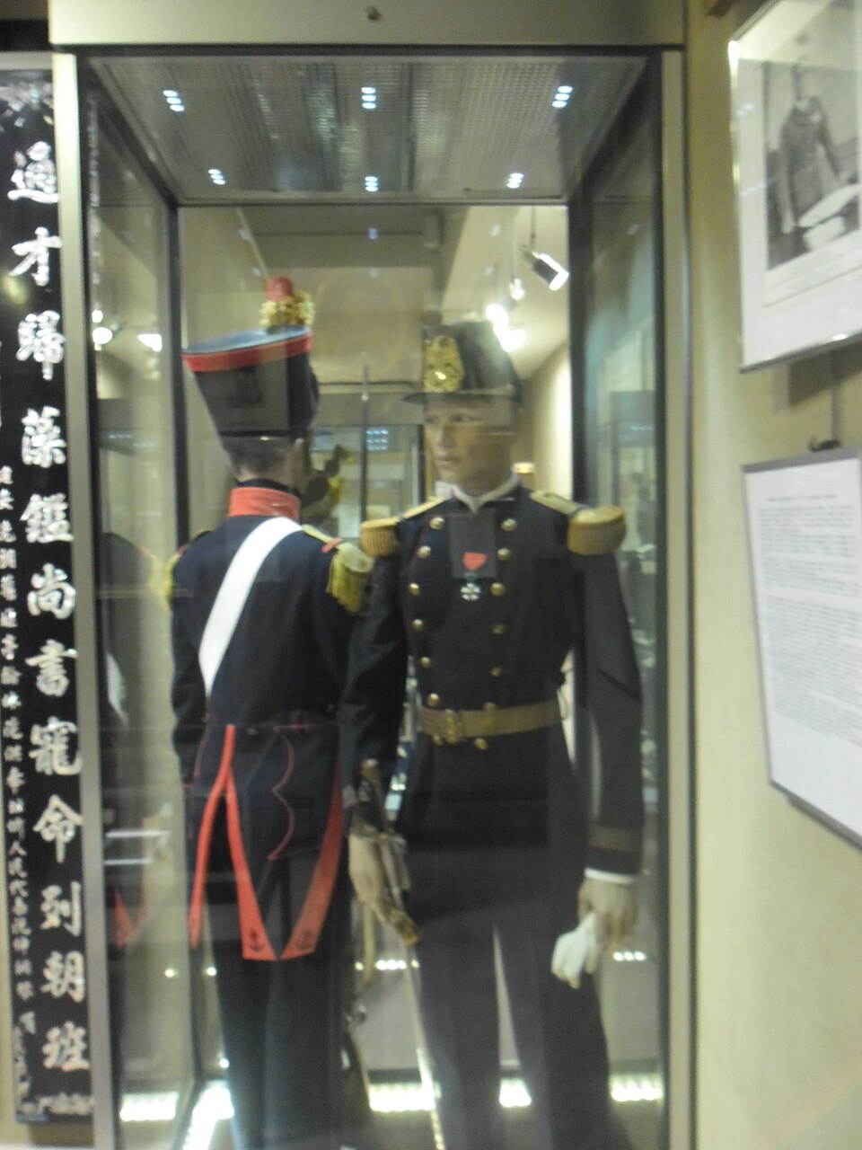 Uniformes présentés au musée des troupes de marine à Fréjus, photographiés en 2015