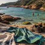 plage naturiste cote d azur : serviettes sur sable fin et crique azuréenne