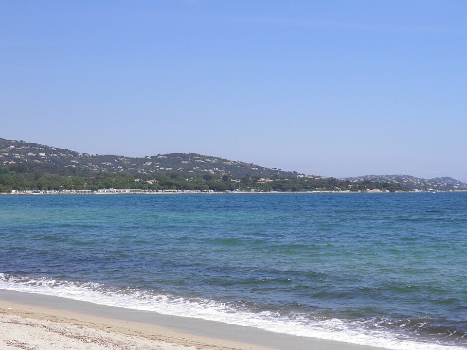 La plage de Port Grimaud et le golfe de Saint-Tropez