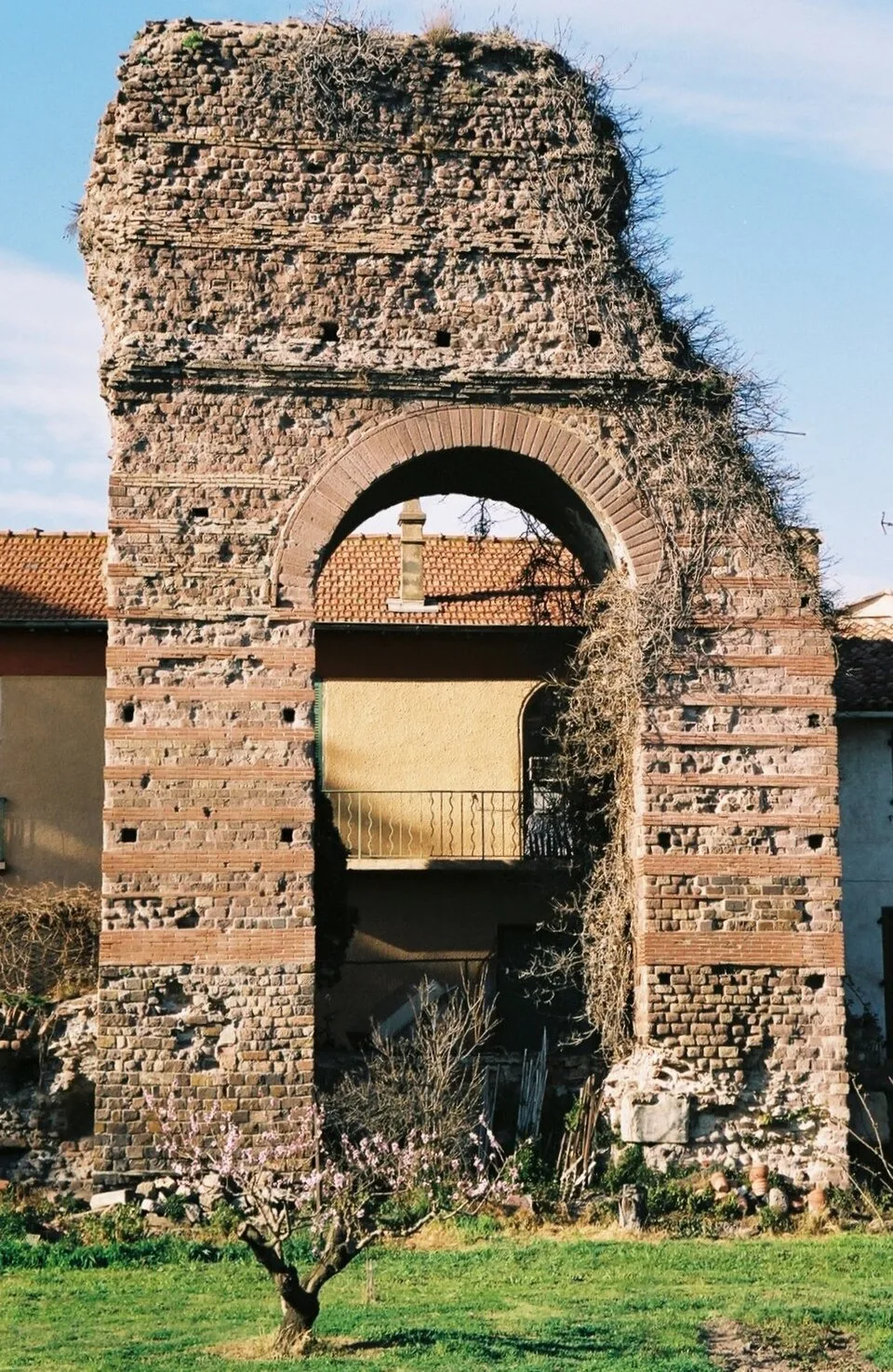 La Porte Dorée, vestige des thermes romains à Fréjus