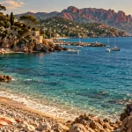 Station balnéaire des Alpes Maritimes : plage de galets et crique, Côte d’Azur