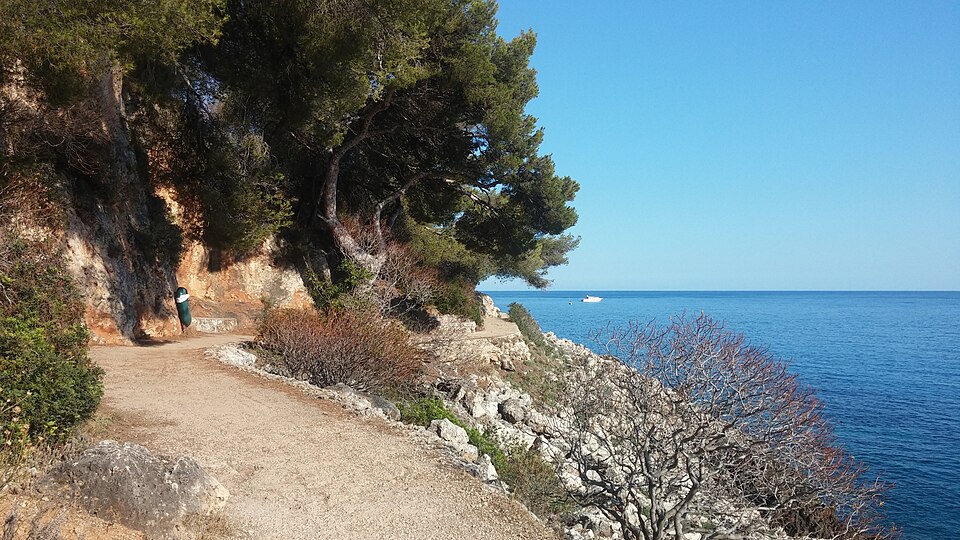 Le sentier littoral Le Corbusier à Roquebrune-Cap-Martin, dans le secteur de Cap Moderne